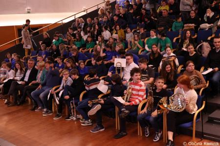 A me slišiš Pet čevljev merim, palcev pet (7)